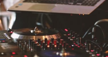 Yakın dj disko kulübünde modern cd usb player parti müzik çalma - Nightlife ve eğlence konsepti. 4k
