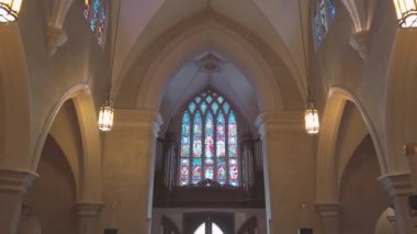 Charleston, Güney Carolina, Amerika Birleşik Devletleri. Temmuz 2019. Kilise Walk Vitray Pencereler by. İç mimarlık 4k