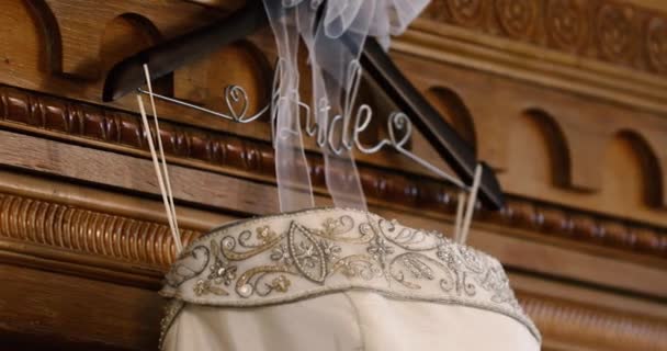 Slow Motion Revelação Vestido Casamento Elegante Vestido Casamento Branco Acentos — Vídeo de Stock