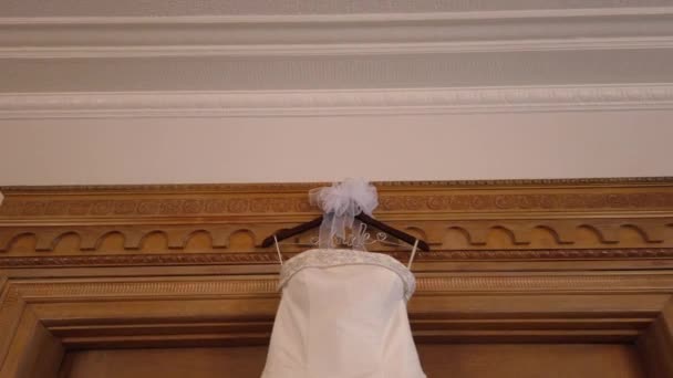 Revela en cámara lenta de vestido de novia elegante, vestido de novia blanco, detalles de perlas — Vídeo de stock
