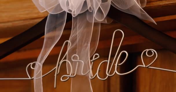 Pomalý pohyb odhalit elegantní svatební šaty, bílé svatební šaty, perlové akcenty — Stock video