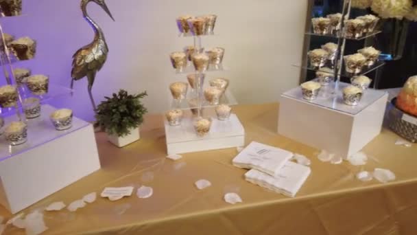 Gâteries sucrées de mariage sur une nappe beige. Dessert de mariage 4k 