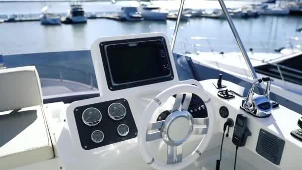 Yachtlenkrad. Instrumente zur Steuerung und Navigation einer Yacht auf See — Stockvideo