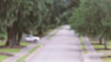 Beyaz bir araba ana yolda kır evinin avlusuna bırakır. 4k