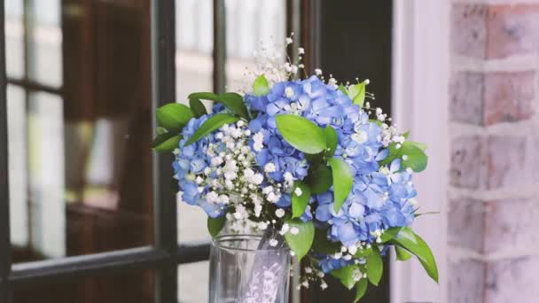 Magnifique bouquet sur le rebord de la fenêtre. Le vent souffle rideaux . — Video