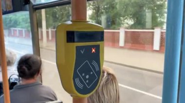 Bilet doğrulama hatası, toplu taşımacıdaki kart okuyucu. Sürüş ücretini ödemek için toplu taşıma kartlarının taraması. Kırmızı ışıklar haç şeklinde sinyal verir. Aygıt hatası 4k