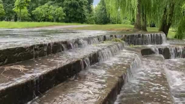 A large amount of water runs down the steps and floods the city. Rain water drops falling, flooding the street. Road floods in wet season. Flash floods after severe thunderstorms and heavy rain 4k — Stock Video