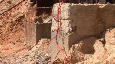 TNT 'li kırmızı dinamit bloğu olan metal bir yapının madenciliği. Patlama Uzmanları. Nesnelerin yok edilmesi. Güvenli bir patlama için bir takım önlemler. Askeri harekat patlayıcısı 4K. Yaklaşın.