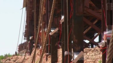 TNT 'li kırmızı dinamit bloğu olan metal bir yapının madenciliği. Patlama Uzmanları. Nesnelerin yok edilmesi. Güvenli bir patlama için bir takım önlemler. Askeri harekat patlayıcısı 4K. Yaklaşın.