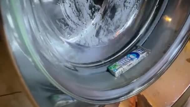 Minsk Belarus Close Kauwgom Verpakking Veelkleurige Dingen Worden Gewassen Een — Stockvideo