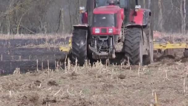 Trator Moderno Vermelho Com Arado Reverso Arado Campo Agricultor Trator — Vídeo de Stock