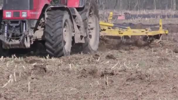 Trator Moderno Vermelho Com Arado Reverso Arado Campo Agricultor Trator — Vídeo de Stock