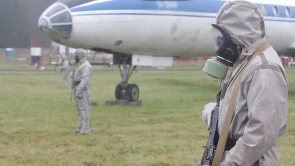 Pessoas Terno Que Protege Contra Armas Biológicas Radiação Radioativa Ficam — Vídeo de Stock