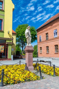 Olsztyn, Polonya - 1 Mayıs 2018: St. James heykel Olsztyn eski şehir.