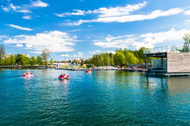 Olsztyn, Polonya - 1 Mayıs 2018: Kanolar üzerinde Ukiel Gölü.