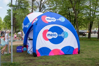 Olsztyn, Polonya - 1 Mayıs 2018: Lehçe Melo radyo Ukiel Gölü.