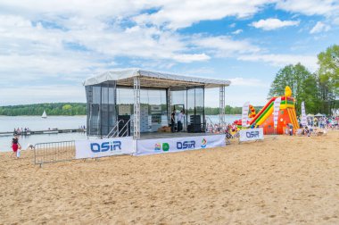 Olsztyn, Polonya - 1 Mayıs 2018: Sahne su sporları ve Ukiel Gölü yakınındaki rekreasyon merkezi.