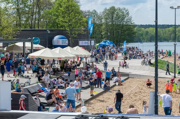 Olsztyn, Polonya - 1 Mayıs 2018: Krzywe Gölü da bilinen Ukiel göl kenarında plajda bir çok kişi.