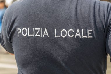 Polise yerel ayarı (bölgesel polis teşkilatında İtalya) işareti t-shirt üzerinde.