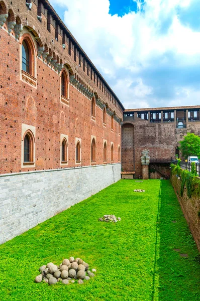 Duvar Sforza Kalesi (Castello Sforzesco), Milano, İtalya.