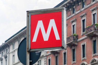 Milan, İtalya - 29 Mayıs 2018: Milan metro istasyonu işareti.