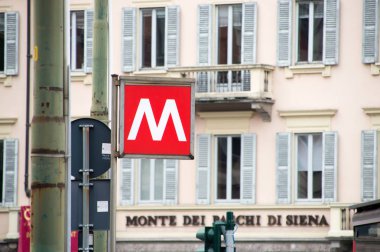 Milan, İtalya - 29 Mayıs 2018: Milan Milan metro ulaşım sistemlerinde bir istasyonu işareti, kapat.