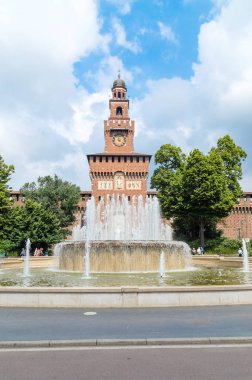 Milan, İtalya - 29 Mayıs 2018: di Piazza Castello çeşme ile arka planda Sforza Kalesi.