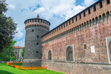 Milan, İtalya - 29 Mayıs 2018: Sforza Kalesi dış duvarına.