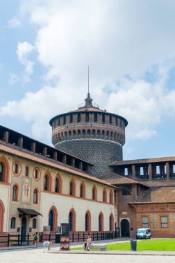 Milan, İtalya - 29 Mayıs 2018: Kare Sforza Kalesi (Castello Sforzesco içinde).