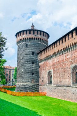 Milan, İtalya - 29 Mayıs 2018: Sforza Kalesi dış duvarına.