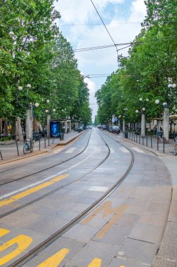 Milan, İtalya - 29 Mayıs 2018: Tramvay rayları Corso Sempione Street.