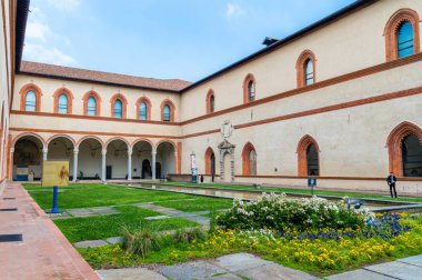 Milan, İtalya - 29 Mayıs 2018: Görünüm Sforza Kalesi (Castello Sforzesco La Corte Ducale için).