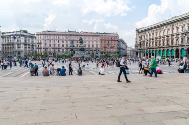 Milan, İtalya - 29 Mayıs 2018: Turist Milano Duomo Meydanı'nda.