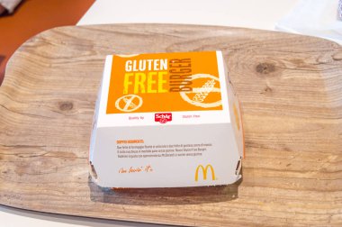 Milan, İtalya - 29 Mayıs 2018: Mcdonald's Gluten Ücretsiz Burger kutusuyla.