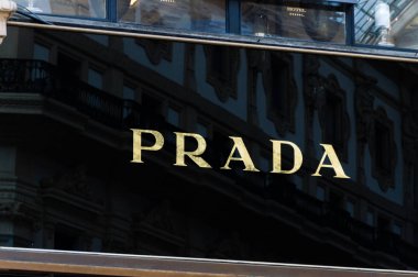 Milan, İtalya - 29 Mayıs 2018: Galleria Vittorio Emanuele II, Prada logosu.
