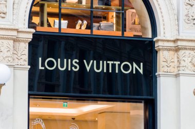 Milan, İtalya - 29 Mayıs 2018: Galleria Vittorio Emanuele II, Louis Vuitton logosu.
