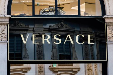 Milan, İtalya - 29 Mayıs 2018: Galleria Vittorio Emanuele II, Versace logosu.