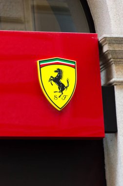 Milan, İtalya - 29 Mayıs 2018: Ferrari logosu.