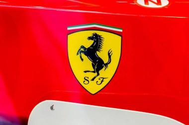Milan, İtalya - 29 Mayıs 2018: Yakın çekim için Formula 1 Ferrari logosu.