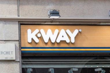 Milan, İtalya - 29 Mayıs 2018: Galleria Vittorio Emanuele II, K-yol logosu.