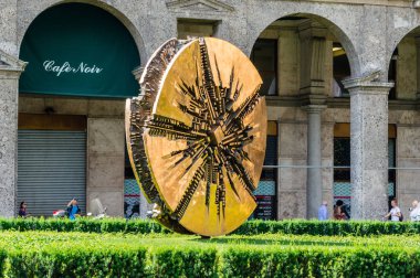 Milan, İtalya - 29 Mayıs 2018: Via Filippo Meda Milano, Disco di Arnaldo Pomodoro sanat.