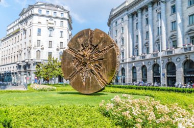 Milan, İtalya - 29 Mayıs 2018: Via Filippo Meda Milano, Disco di Arnaldo Pomodoro sanat.