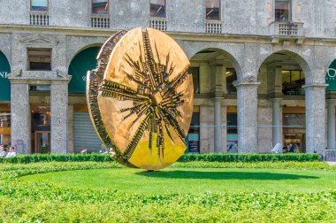 Milan, İtalya - 29 Mayıs 2018: Via Filippo Meda Milano, Disco di Arnaldo Pomodoro sanat.