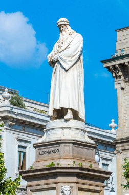 Milan, İtalya - 29 Mayıs 2018: Leonardo da Vinci heykeli.