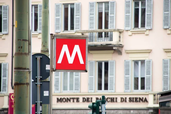 Milan, İtalya - 29 Mayıs 2018: Milan Milan metro ulaşım sistemlerinde bir istasyonu işareti, kapat.