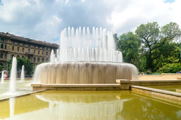 Milán Itálie Května 2018 Piazza Castello Vodní Fontána — Stock fotografie