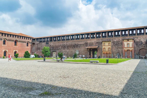 Milan, İtalya - 29 Mayıs 2018: Sforza Kalesi içinde (Castello Sforzesco).