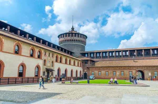 Milan, İtalya - 29 Mayıs 2018: Sforza Kalesi Castello Sforzesco olarak da bilinen.