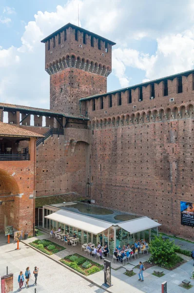 Milan, İtalya - 29 Mayıs 2018: Görünüm tower Sforza Kalesi için