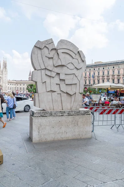 Milan, İtalya - 29 Mayıs 2018: Nembro Rosato Consapra Piazza dei Mercanti Street.